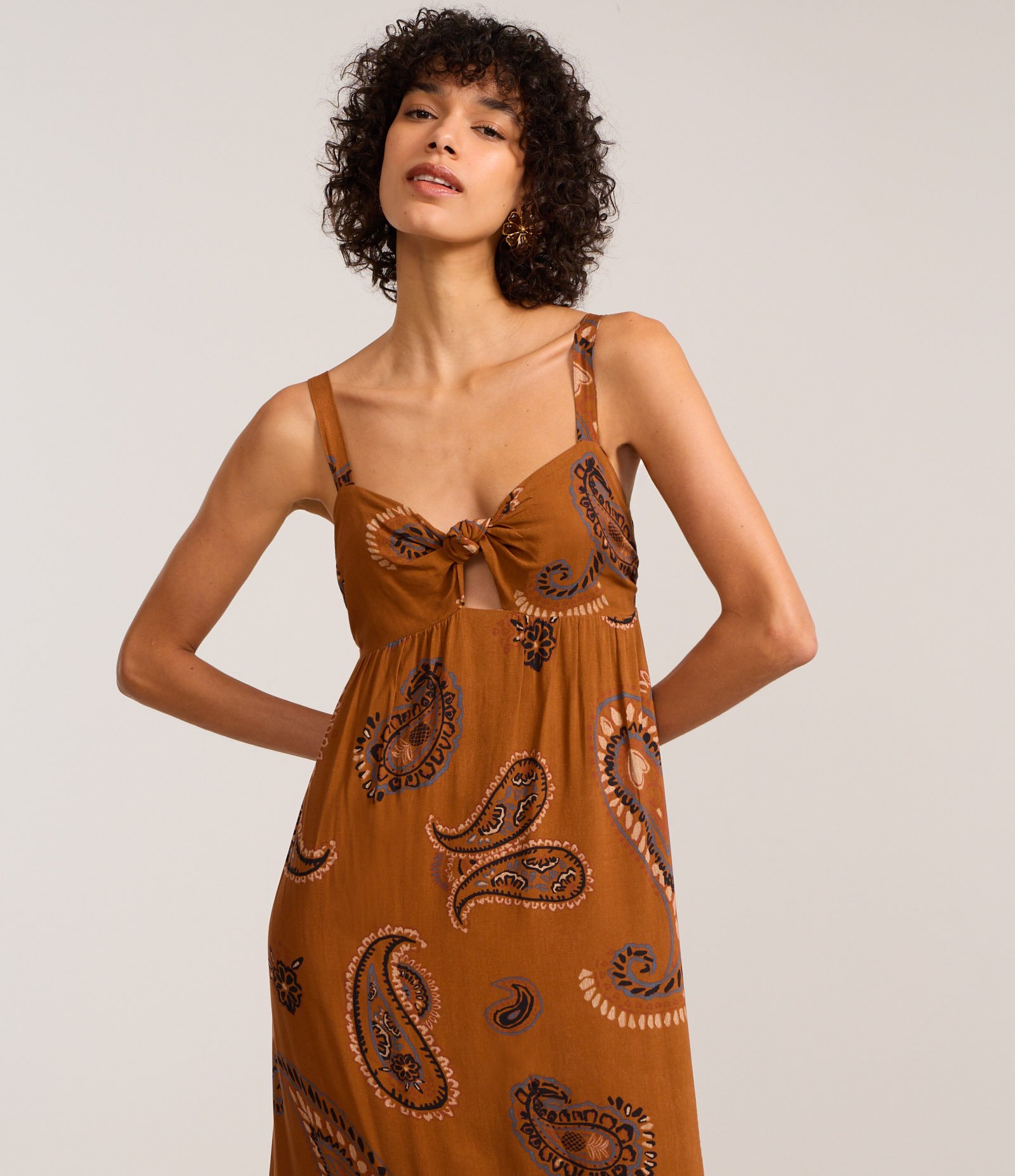 Vestido New Midi em Viscose com Busto Torcido e Estampa Pisley Marrom 3