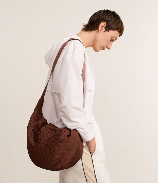 Bolsa Hobo Média com Alça Transversal Regulável