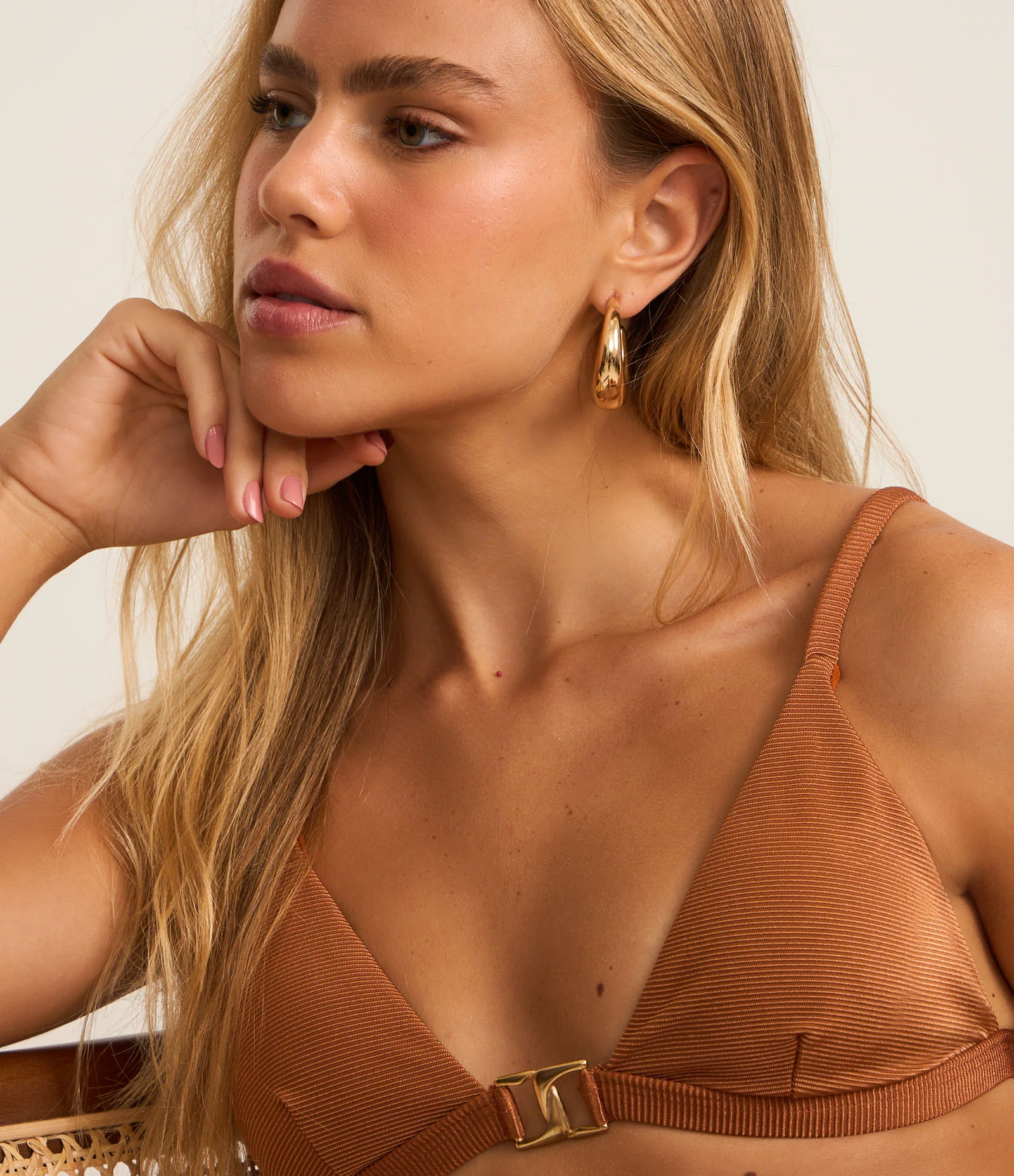 Biquíni Top Triângulo em Microfibra com Elos Marrom 1