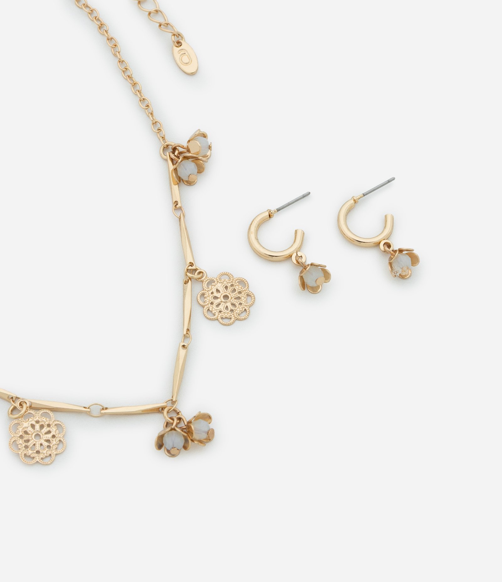 Conjunto de Colar Curto com Pingentes de Flores e Brinco Argola com Pingente Dourado 1