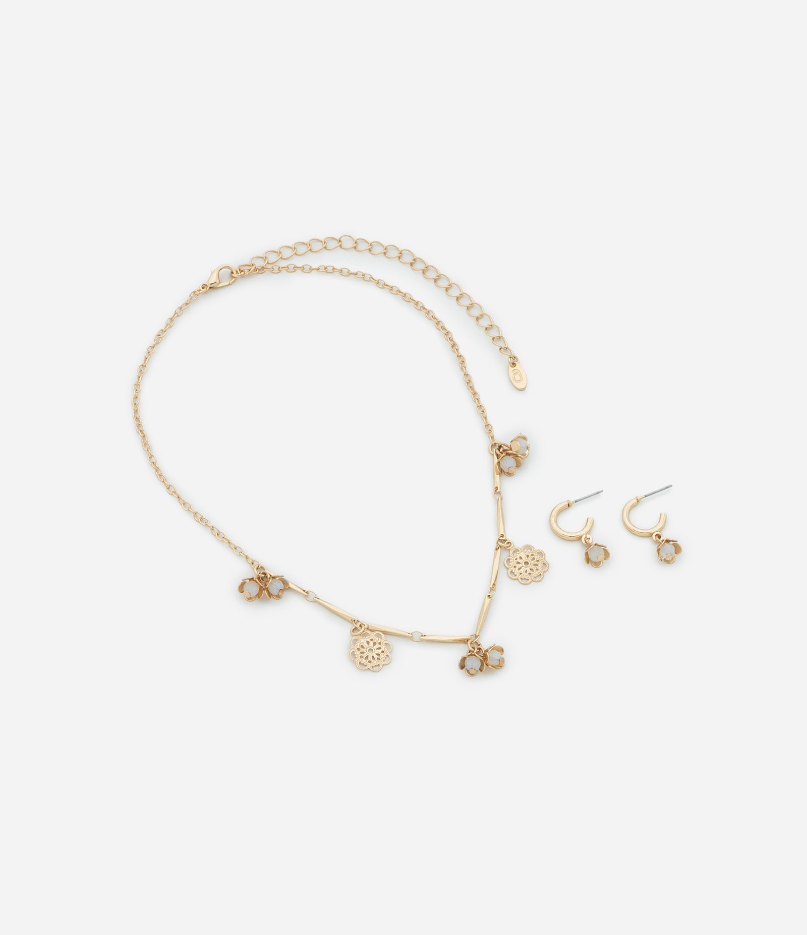 Conjunto de Colar Curto com Pingentes de Flores e Brinco Argola com Pingente Dourado 2