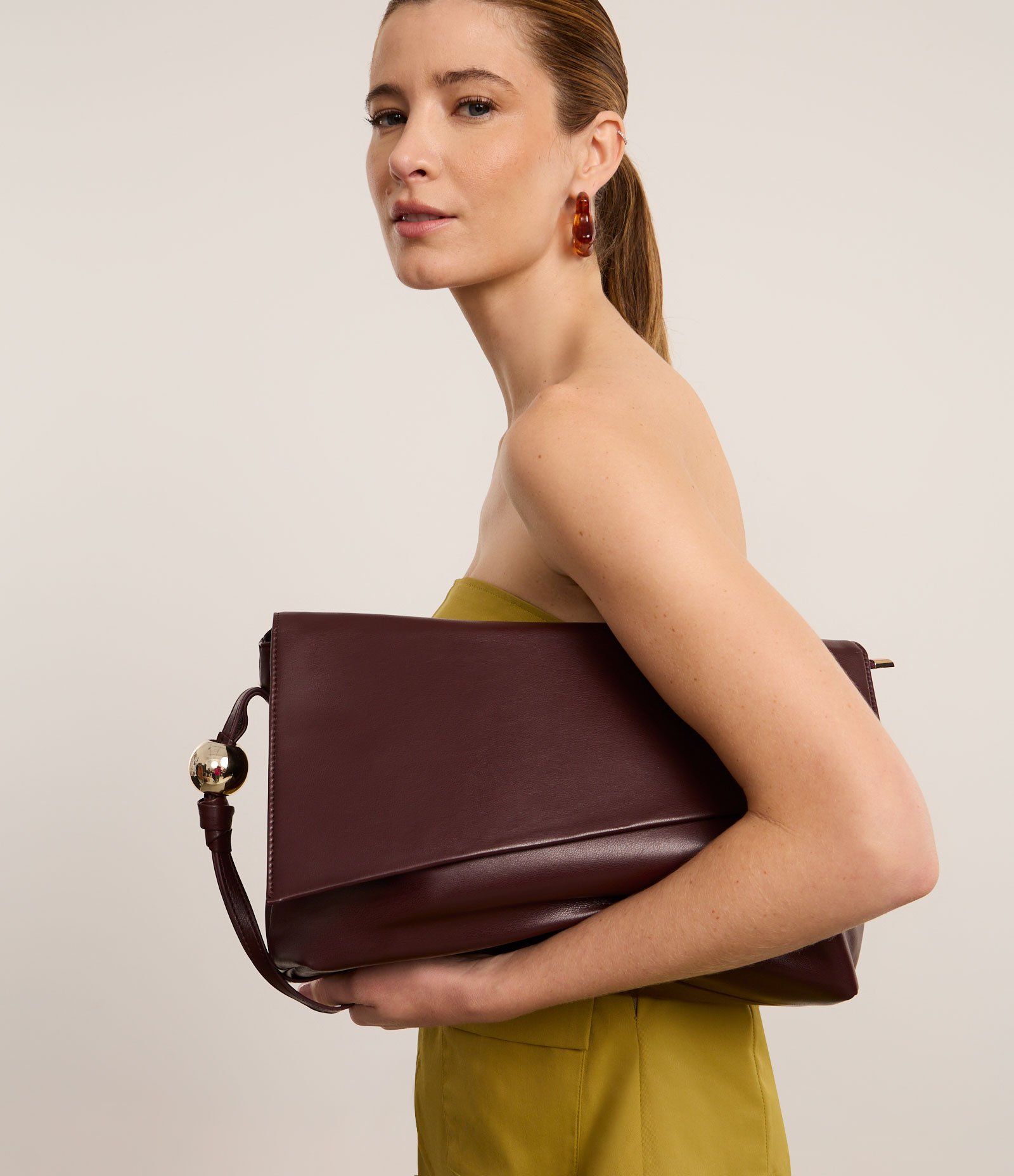 Bolsa Maxi Clutch com Alça Capanga e Detalhe de Metal Boho Romântico Marrom 3