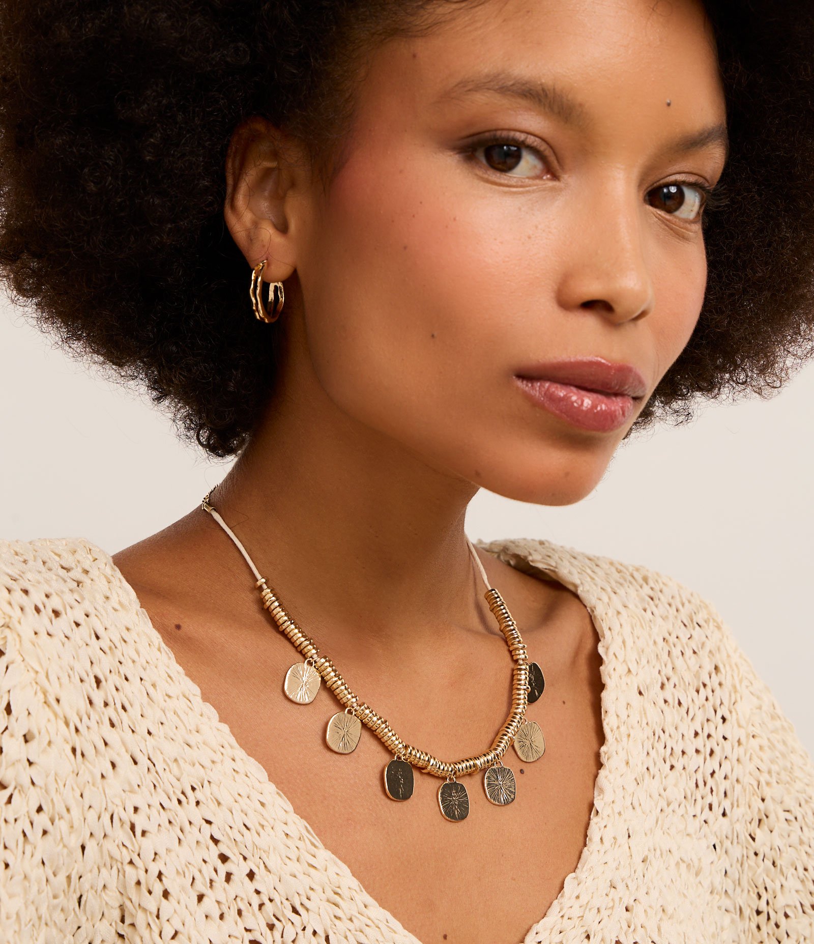 Conjunto de Colar Curto Corda com Entremeios e Pingentes e Brincos Argola Martelada Dourado 1