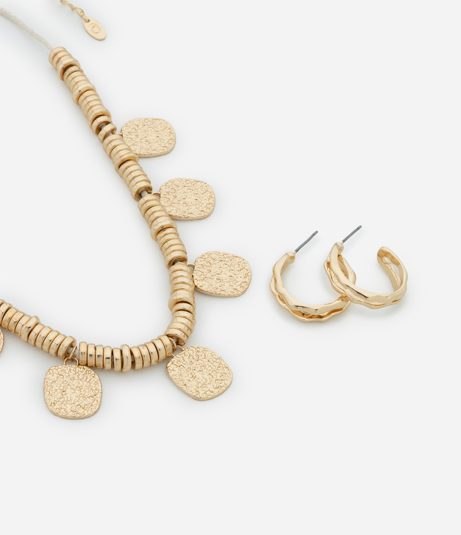 Conjunto de Colar Curto Corda com Entremeios e Pingentes e Brincos Argola Martelada Dourado 2