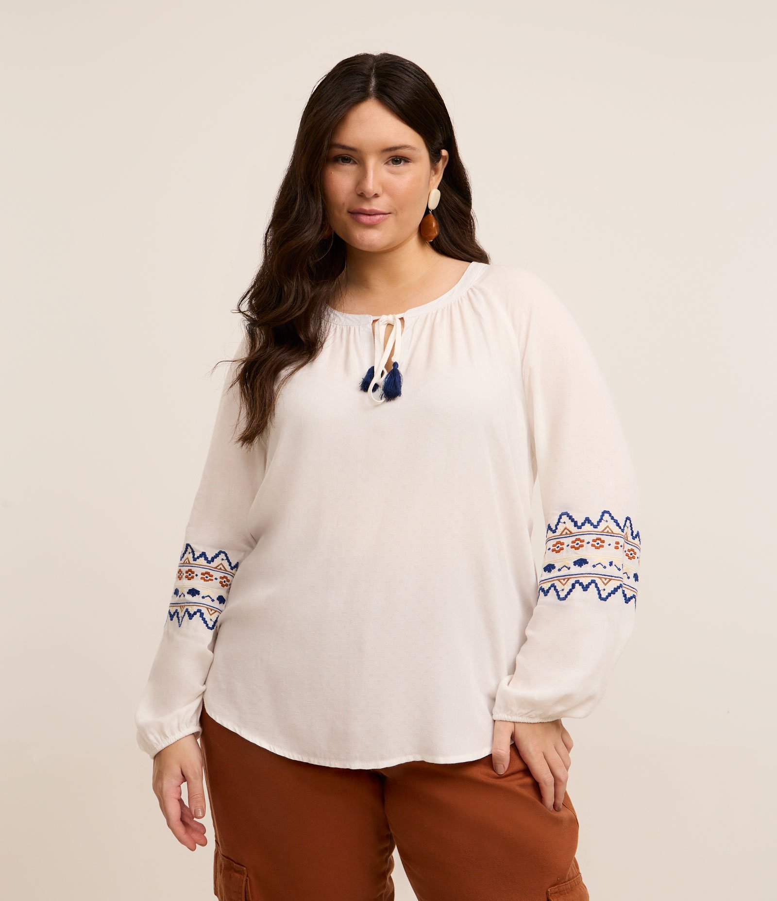 Blusa Bata em Viscose com Estampa Étnica e Tassel Curve & Plus Size Bege 1