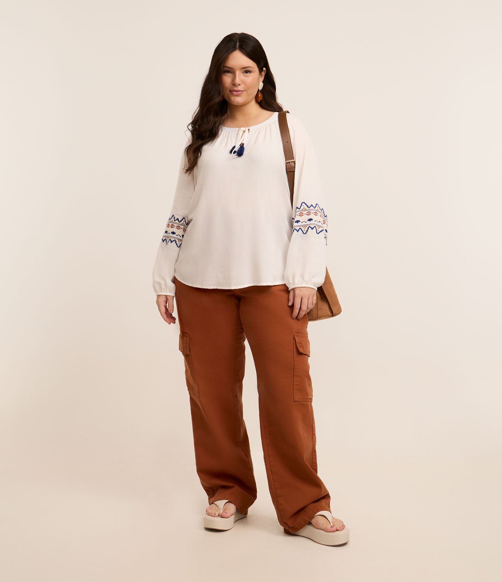 Blusa Bata em Viscose com Estampa Étnica e Tassel Curve & Plus Size Bege 2