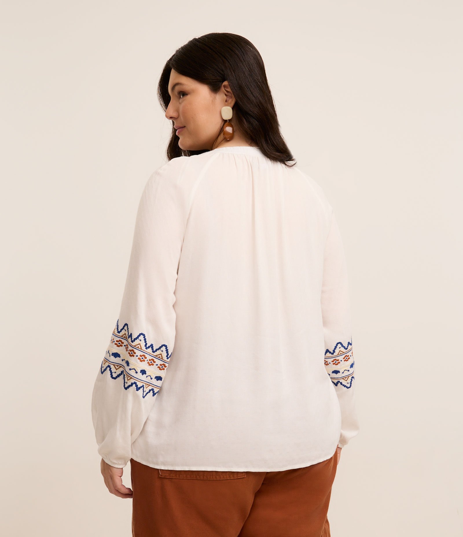 Blusa Bata em Viscose com Estampa Étnica e Tassel Curve & Plus Size Bege 3
