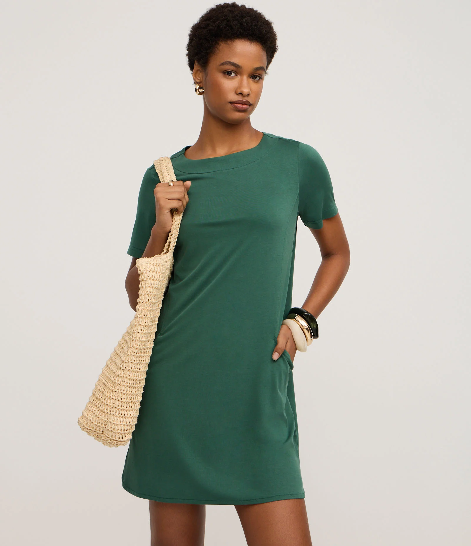 Vestido T-shirt Curto em Viscose com Bolsos Laterais Verde Escuro 1