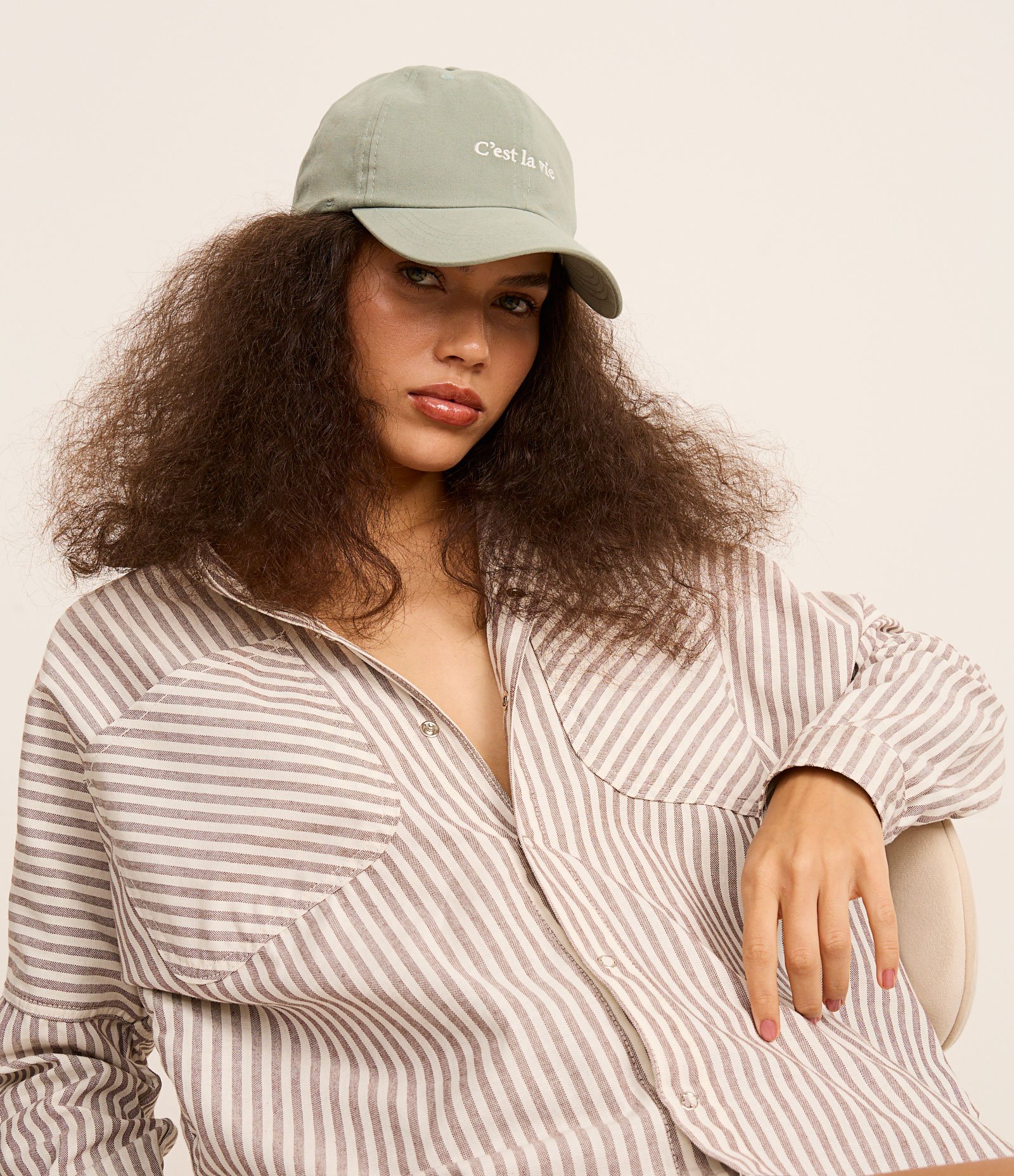 Boné Aba Curva em Sarja com Bordado C'est la vie Verde 1