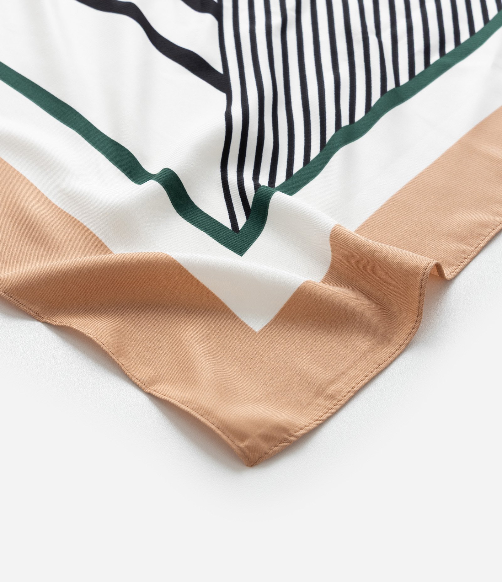 Lenço Quadrado em Cetim com Estampa de Mix Listras Branco 3