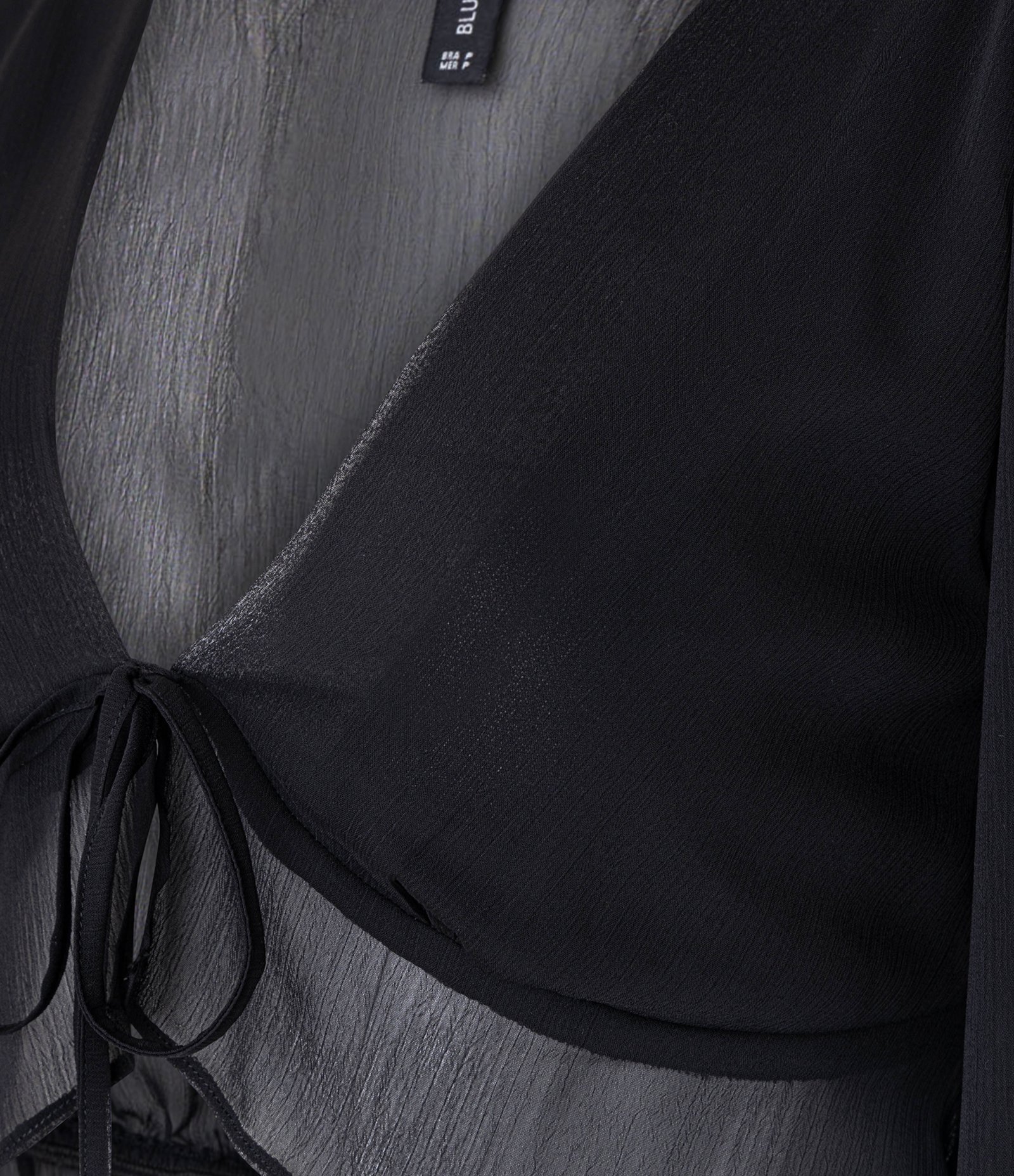 Blusa Cropped em Chiffon com Manga Sino e Amarração no Busto Preto 6