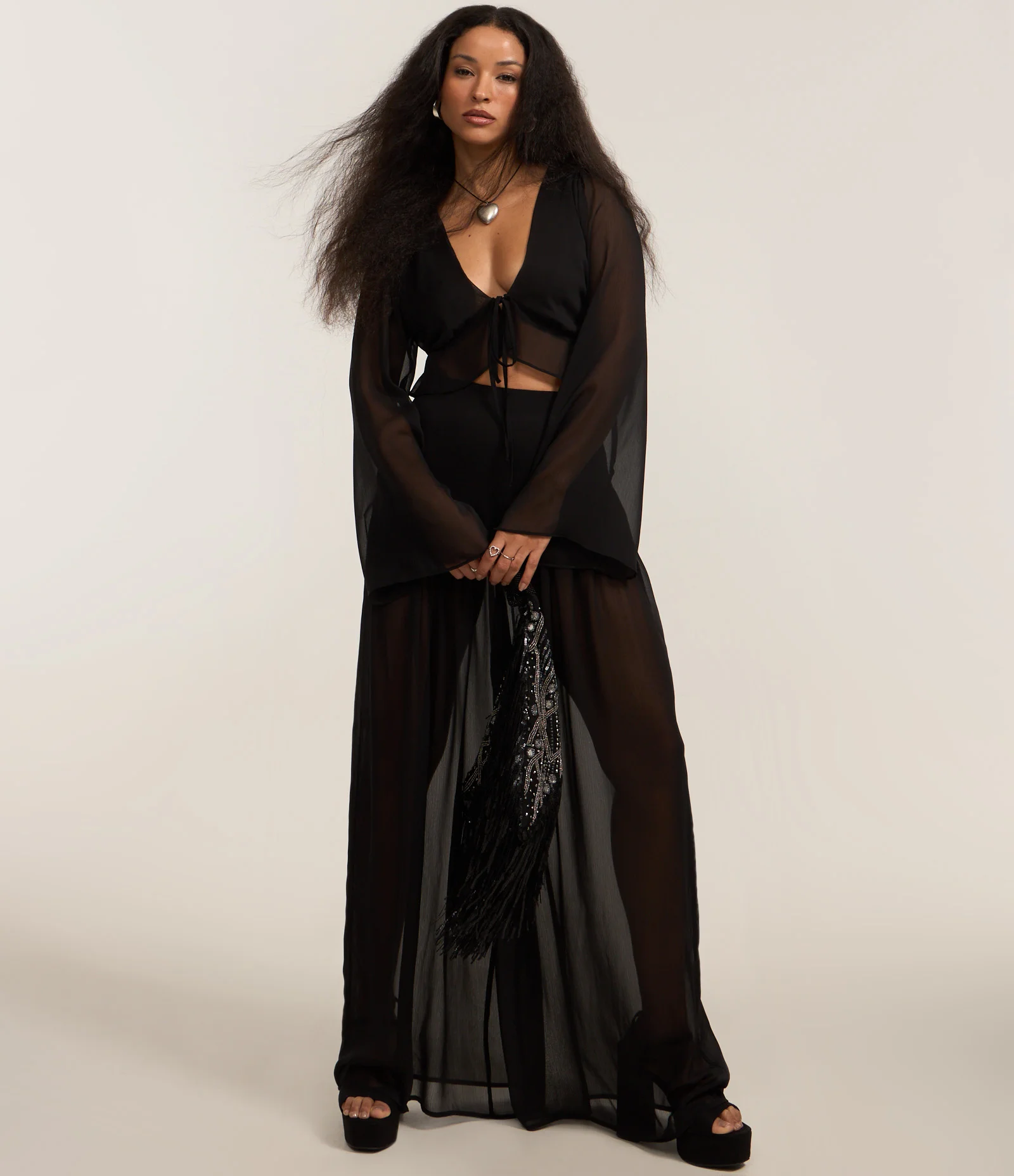 Blusa Cropped em Chiffon com Manga Sino e Amarração no Busto Preto 2