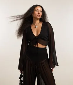 Blusa Cropped em Chiffon com Manga Sino e Amarração no Busto