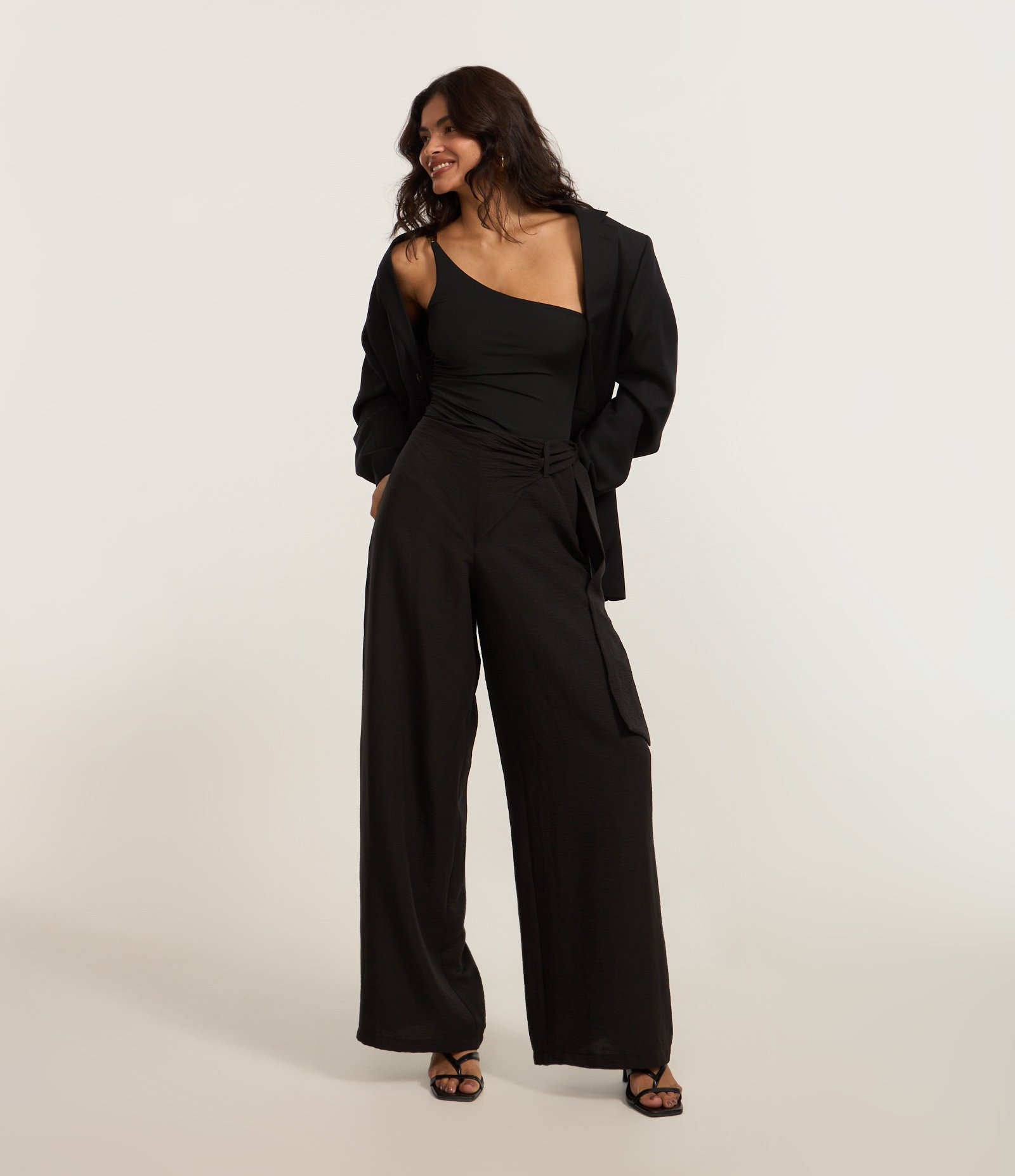 Calça Pantalona Alfaiataria com Sobreposição e Amarração Lateral Preto 1