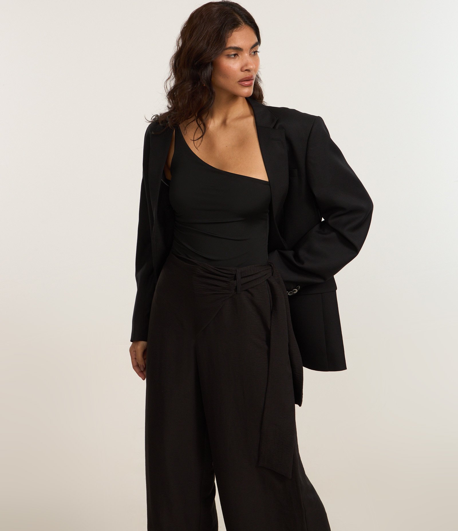 Calça Pantalona Alfaiataria com Sobreposição e Amarração Lateral Preto 2