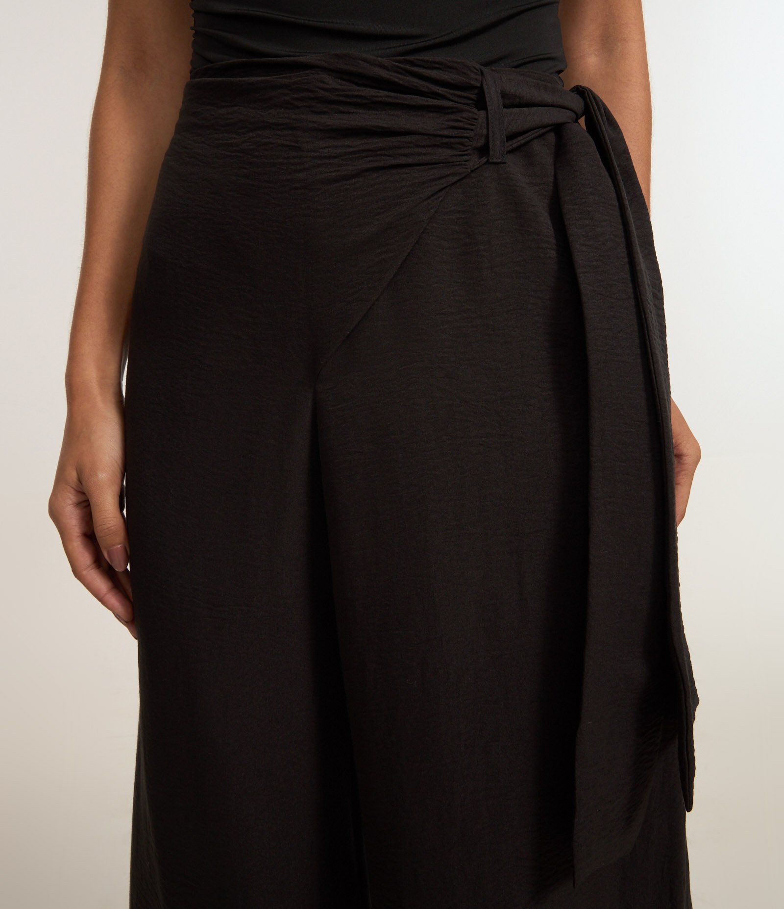 Calça Pantalona Alfaiataria com Sobreposição e Amarração Lateral Preto 4