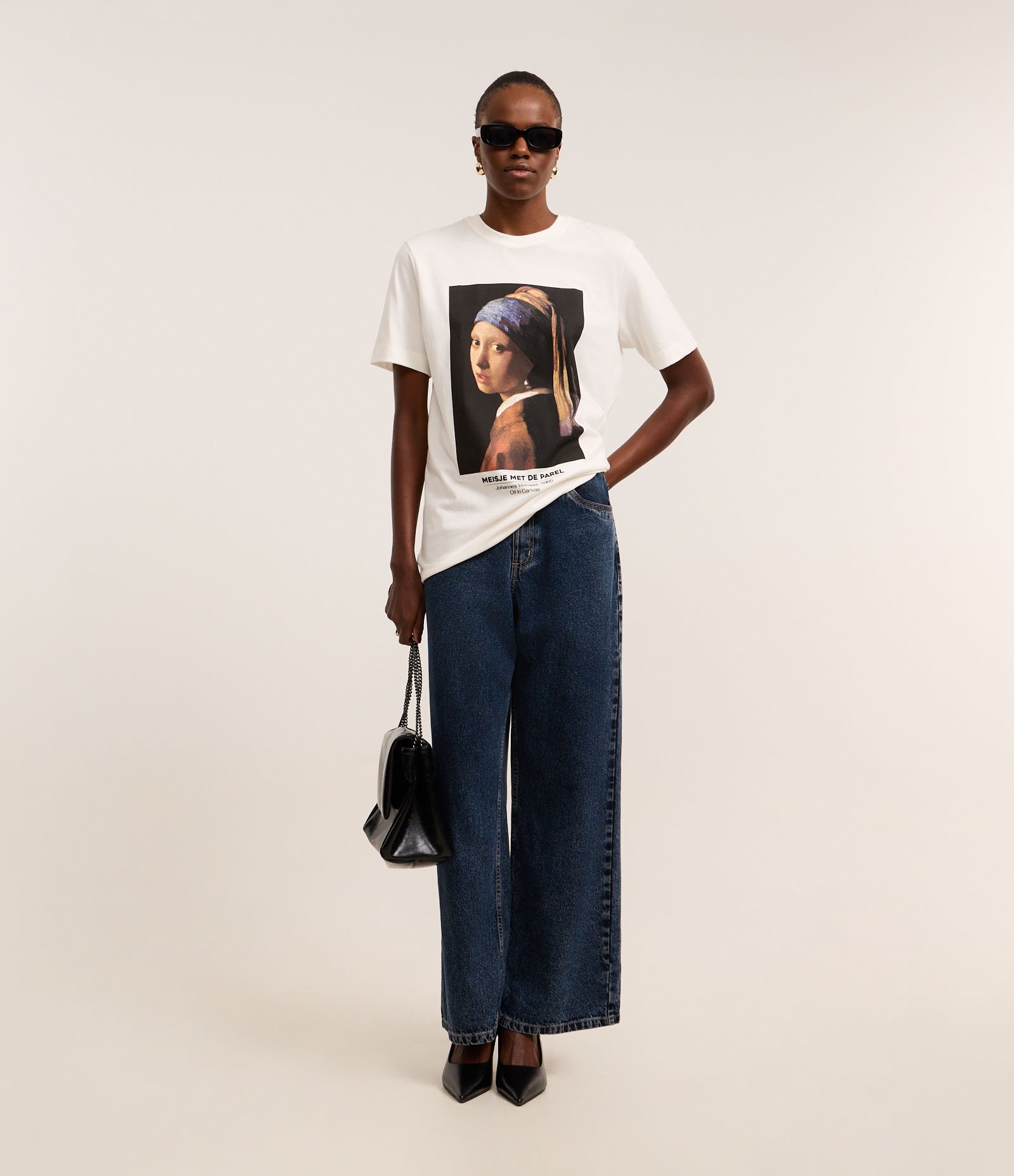 Camiseta em Algodão com Estampa Mulher com Brinco de Pérola Branco Neve 2