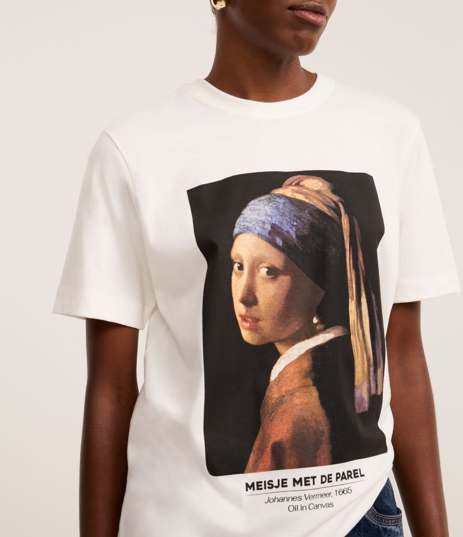 Camiseta em Algodão com Estampa Mulher com Brinco de Pérola Branco Neve 3