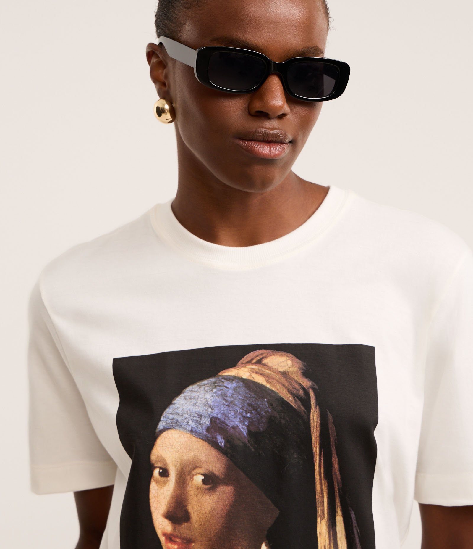 Camiseta em Algodão com Estampa Mulher com Brinco de Pérola Branco Neve 4