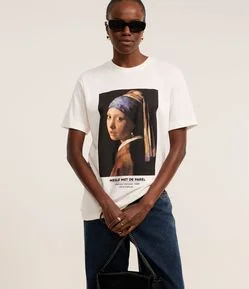Camiseta em Algodão com Estampa Mulher com Brinco de Pérola