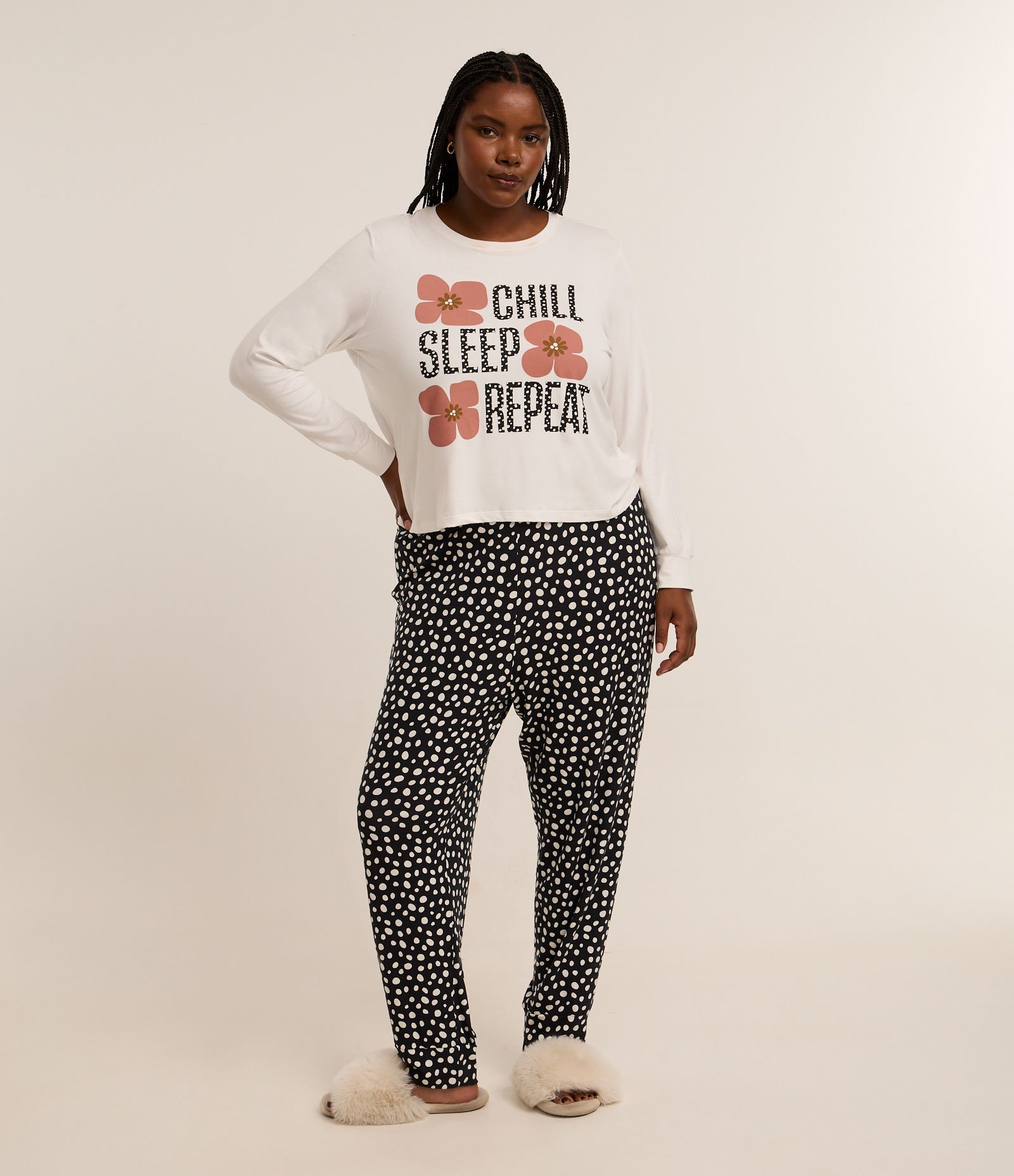 Pijama Longo com Manga Jogger Estampa Lettering e Poá Curve & Plus Size Branco/Preto 1