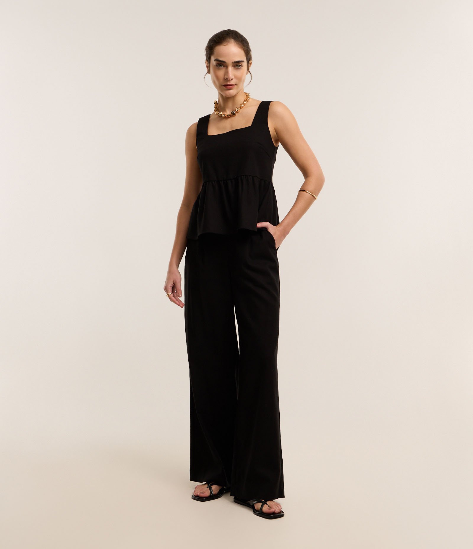 Calça Pantalona em Viscolinho com Pregas e Elástico nas Costas Preto 1