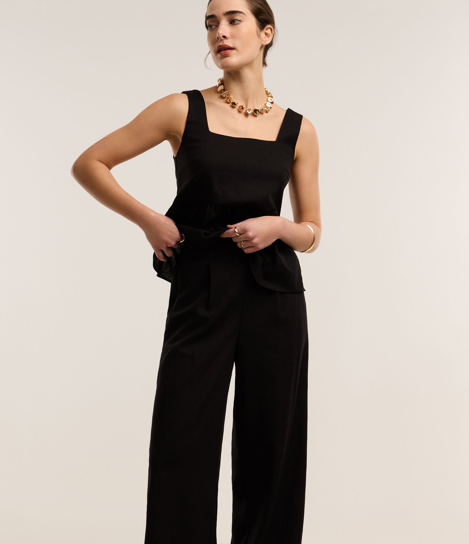 Calça Pantalona em Viscolinho com Pregas e Elástico nas Costas Preto 2