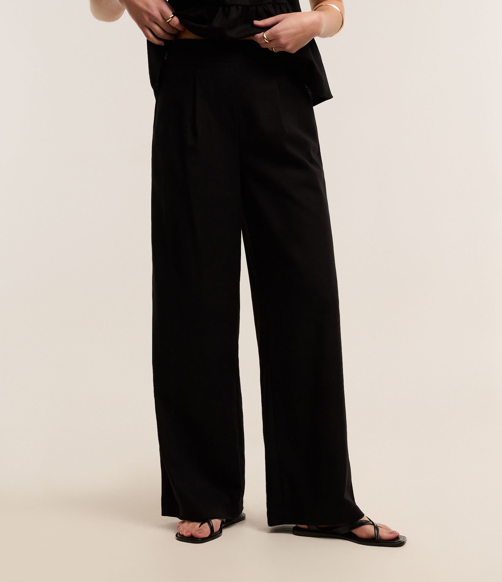 Calça Pantalona em Viscolinho com Pregas e Elástico nas Costas Preto 3