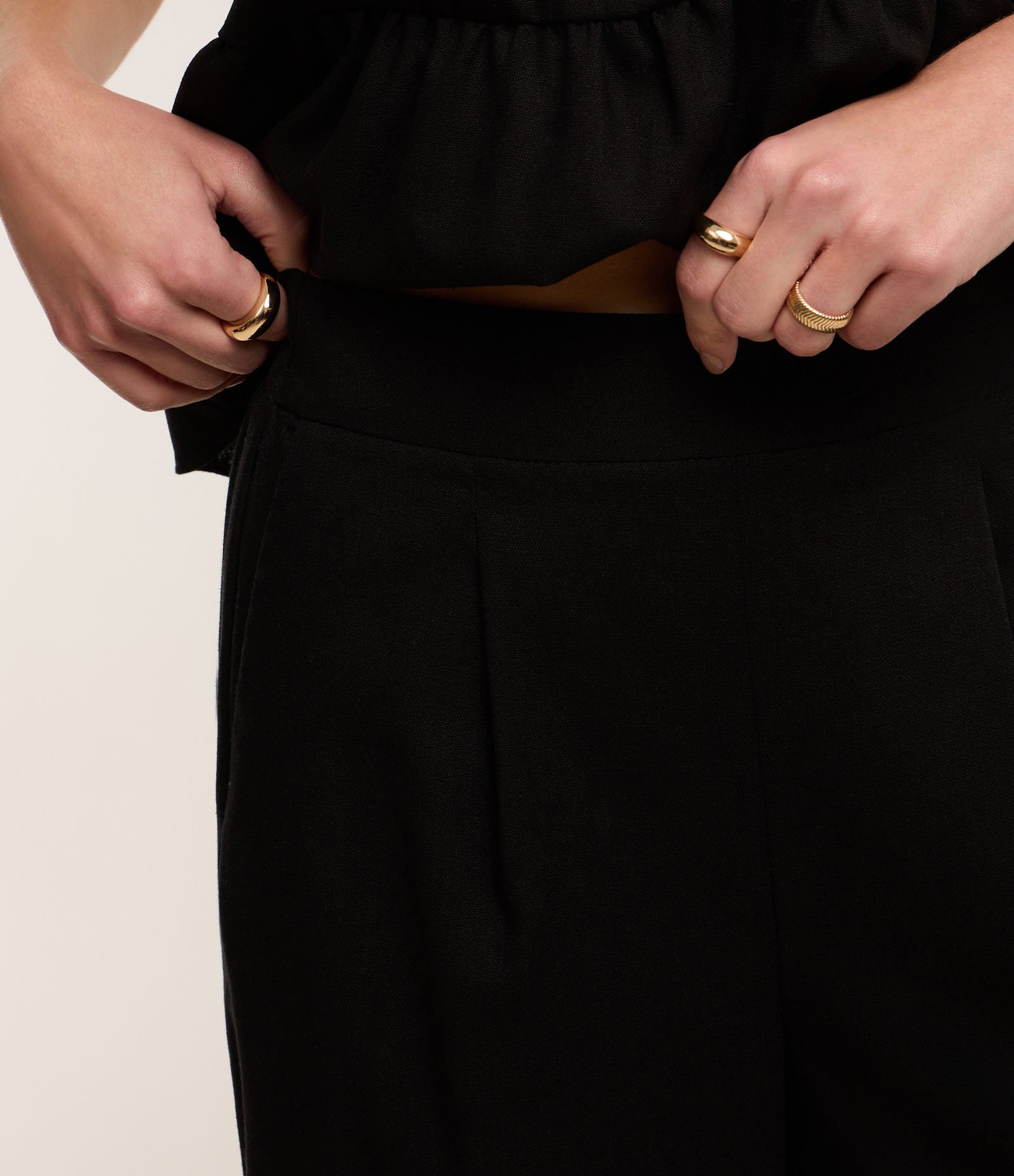 Calça Pantalona em Viscolinho com Pregas e Elástico nas Costas Preto 4