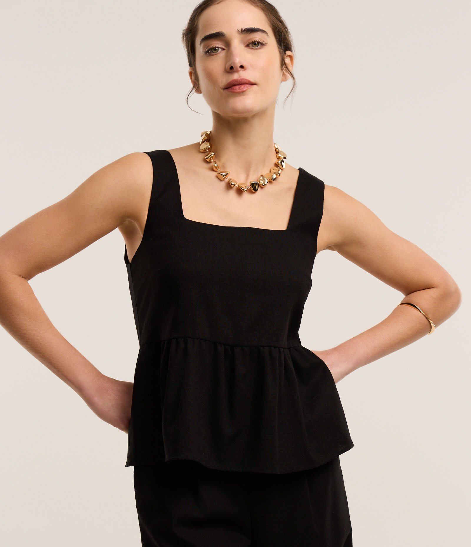 Blusa Peplum em Viscolinho com Decote Quadrado Preto 1