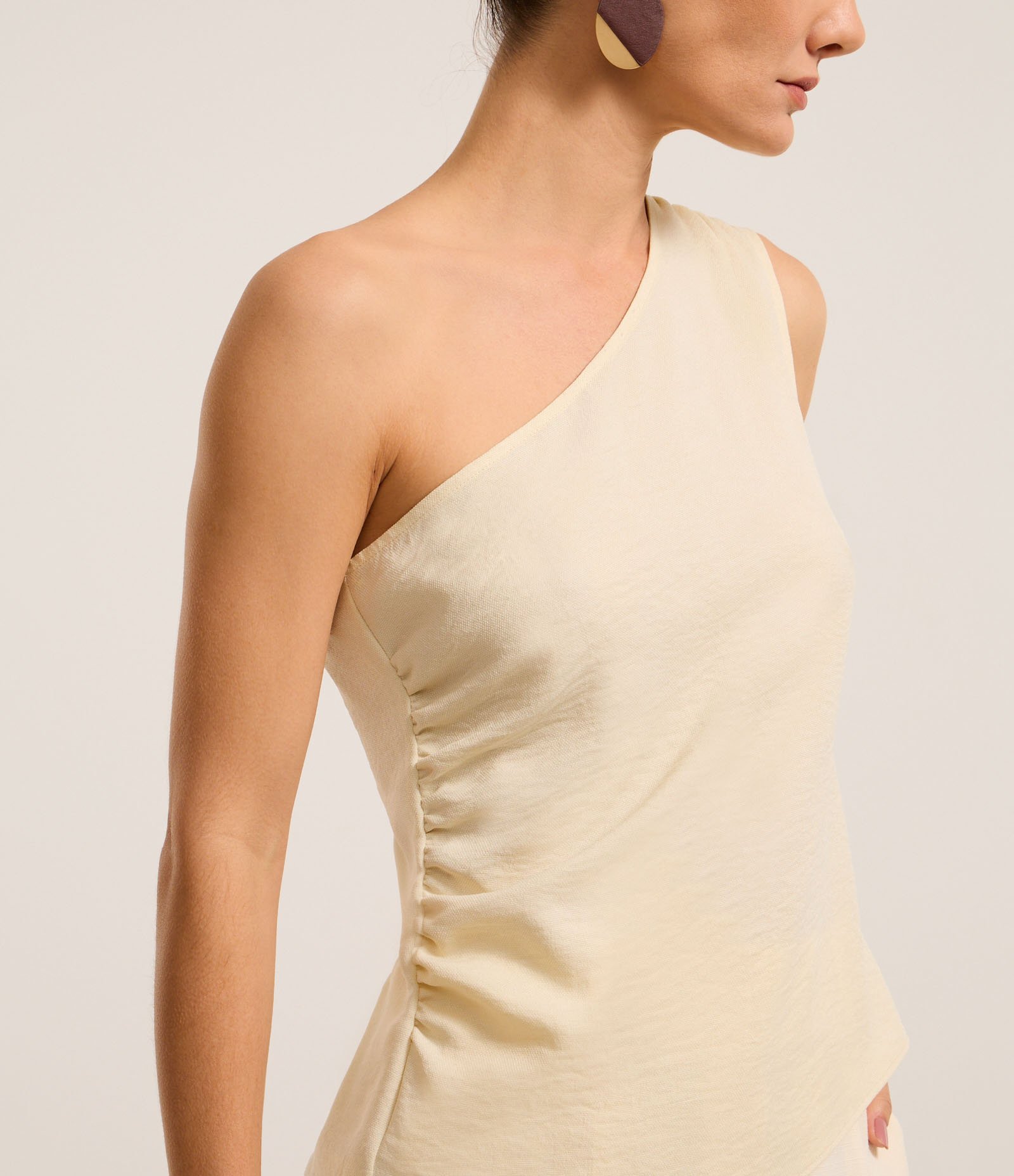 Blusa Ombro Só em Viscolinho com Franzidos Bege 3