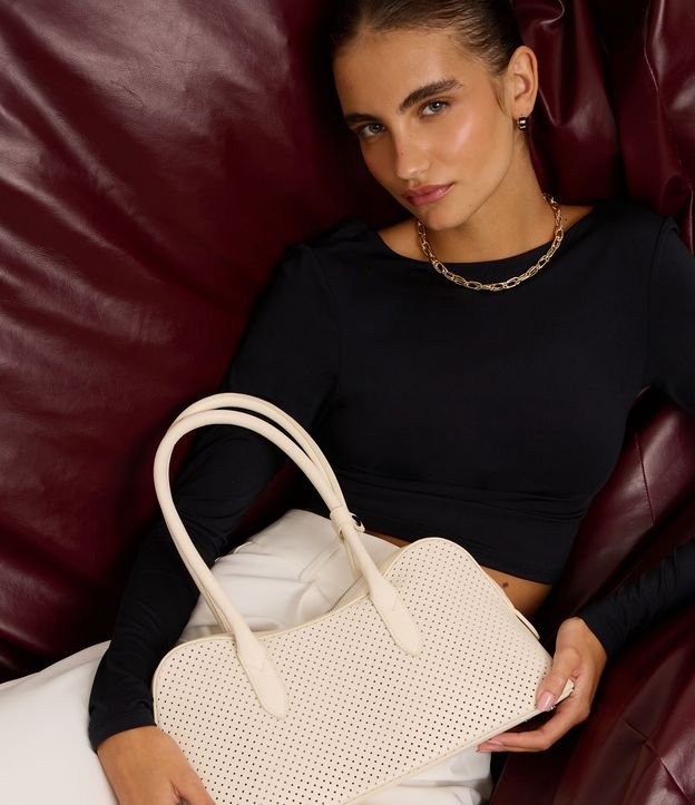 Bolsa Satchel com Textura de Furinhos e Recorte Arredondado