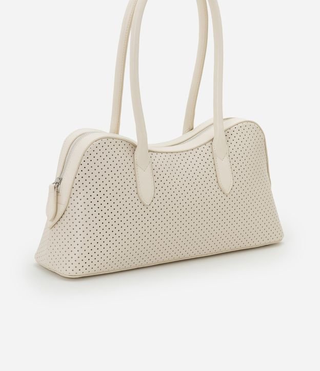 Bolsa Satchel com Textura de Furinhos e Recorte Arredondado
