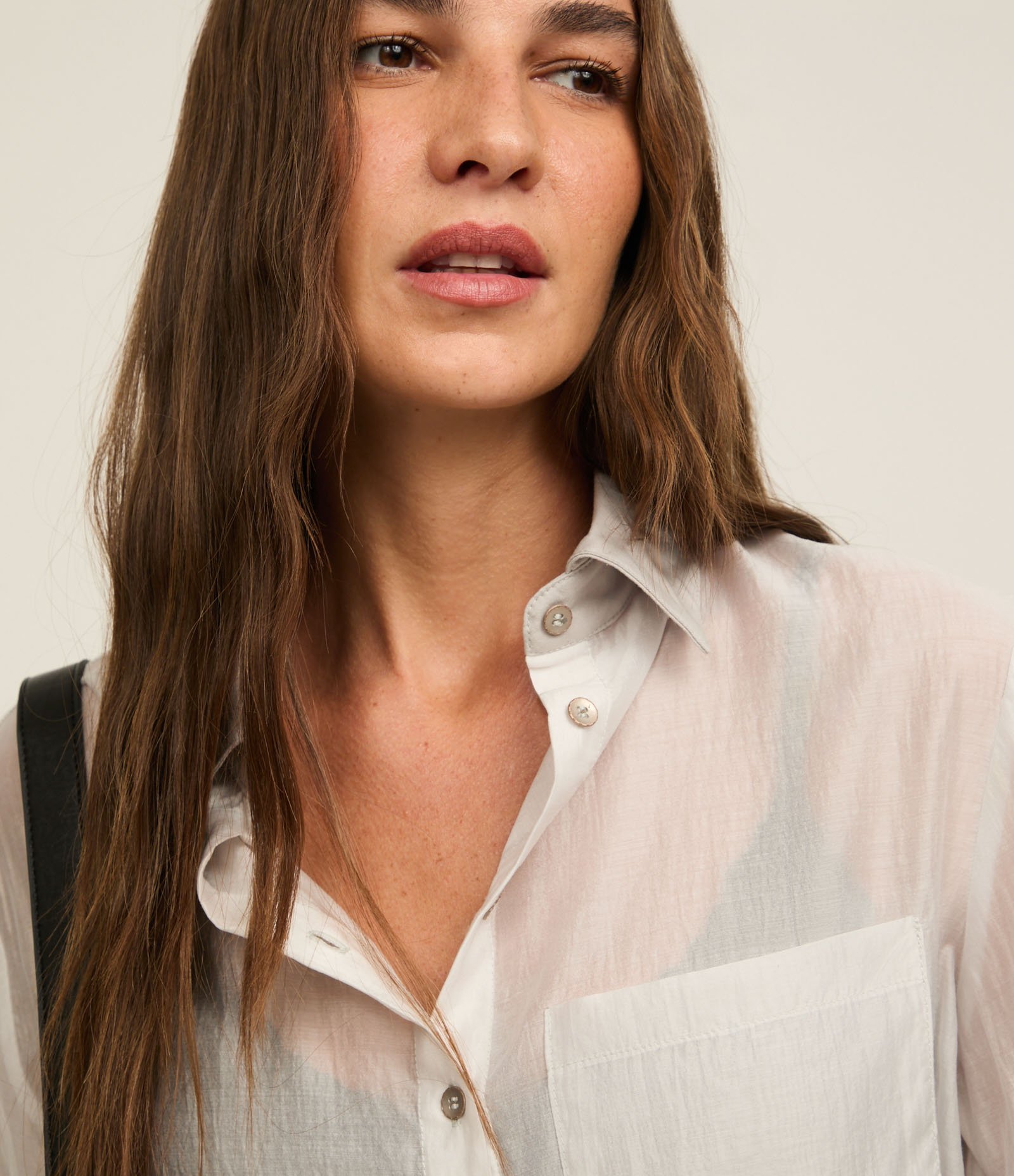 Camisa em Chiffon com Transparência e Abotoamento Frontal Gelo 4