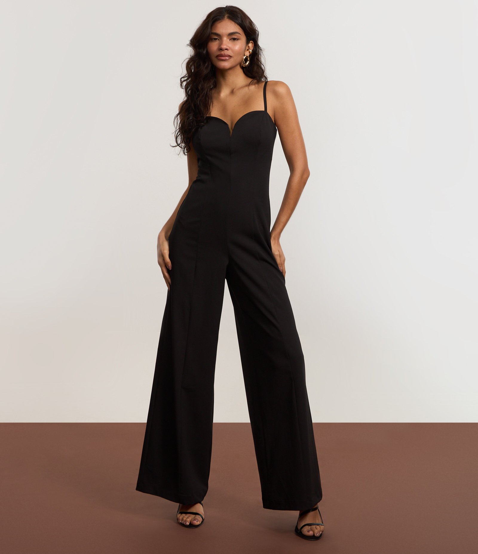 Macacão Pantalona Alfaiataria com Decote Coração Preto 4