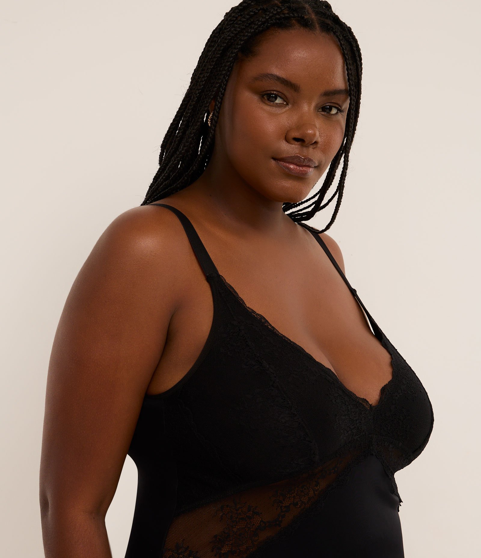 Camisola em Microfibra com Alcinha e Renda Curve & Plus Size Preto 2