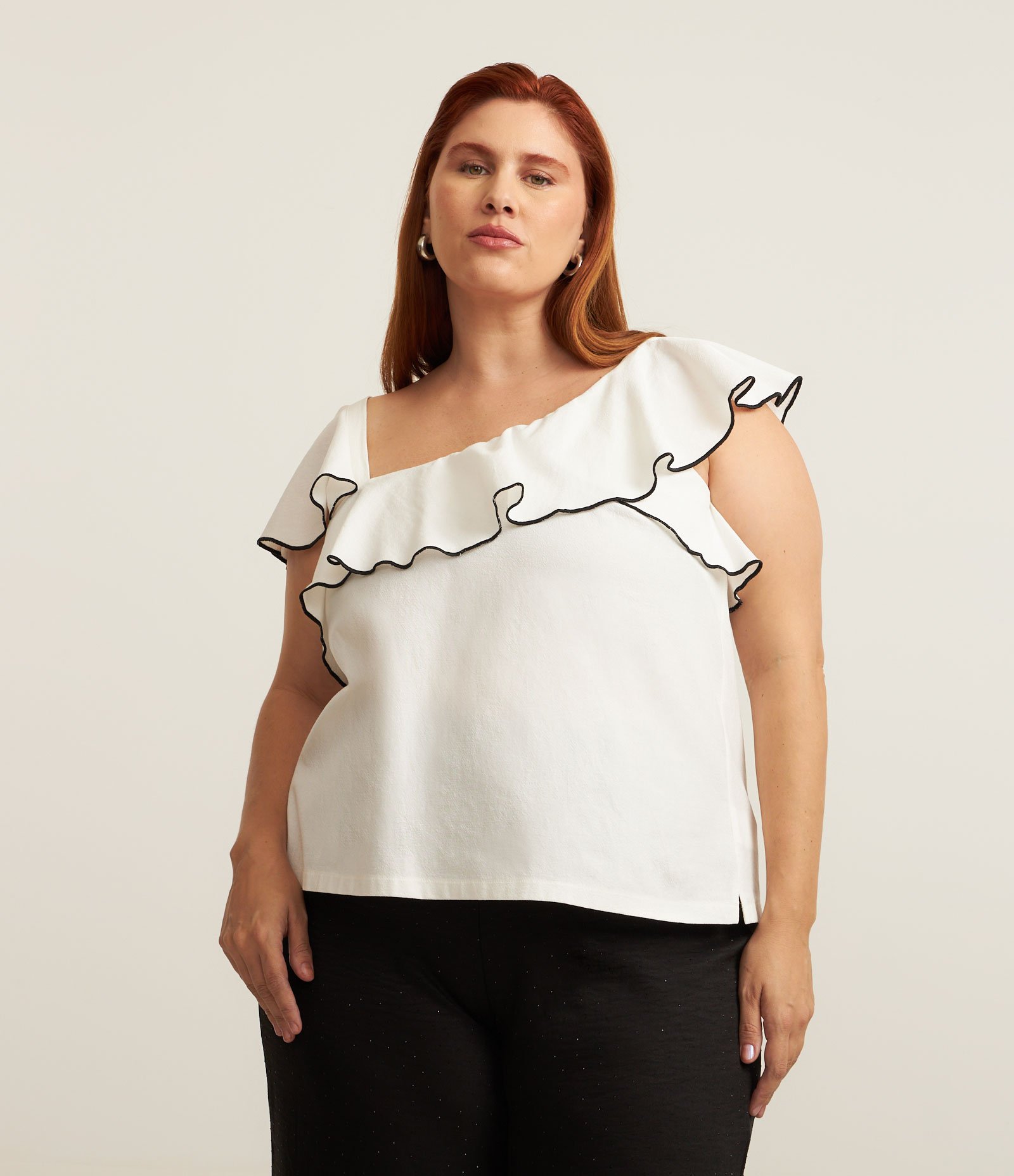 Blusa em Crepe com Babados no Decote e Costura Contrastante Curve & Plus Size Branco 1