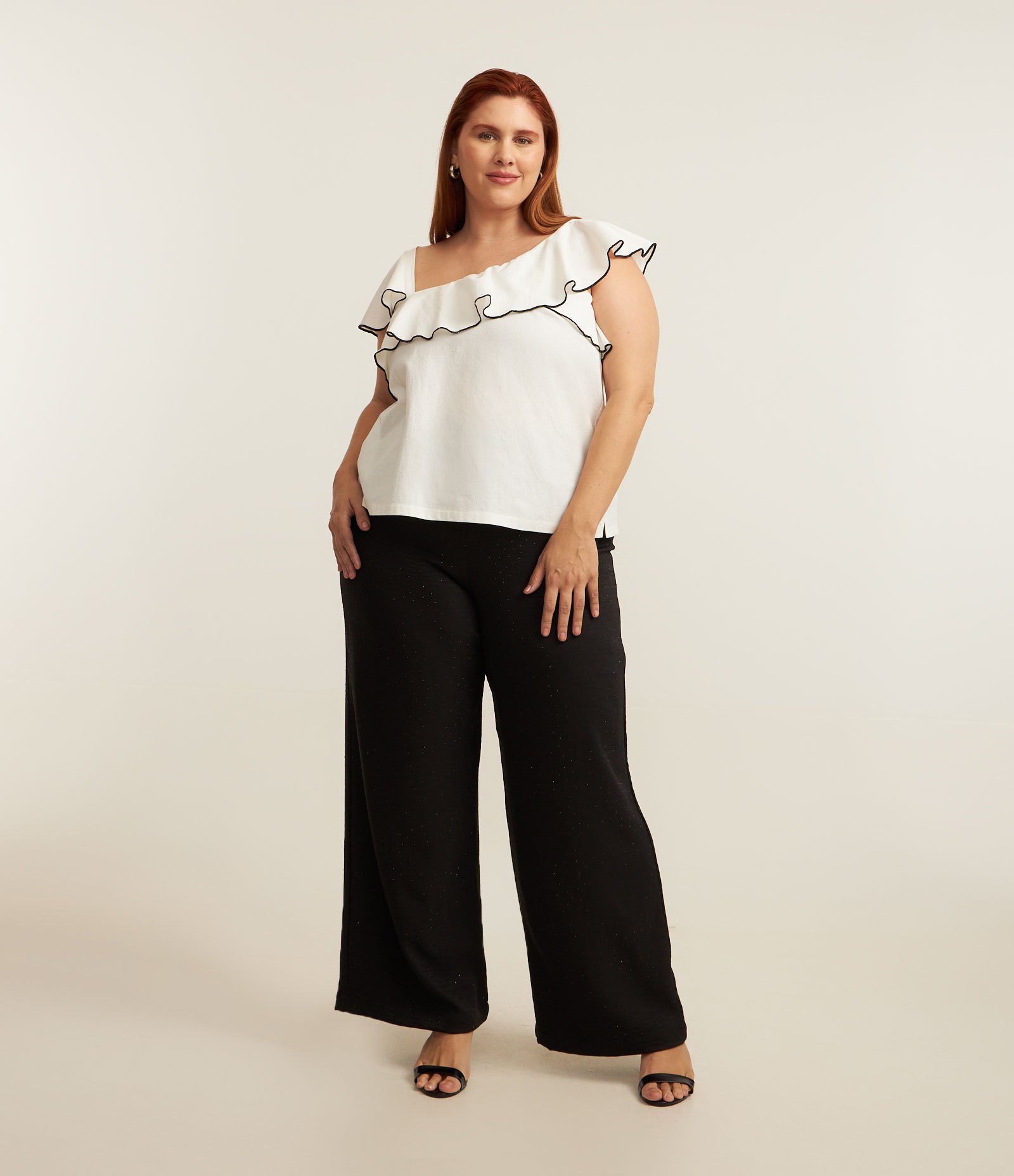 Blusa em Crepe com Babados no Decote e Costura Contrastante Curve & Plus Size Branco 2