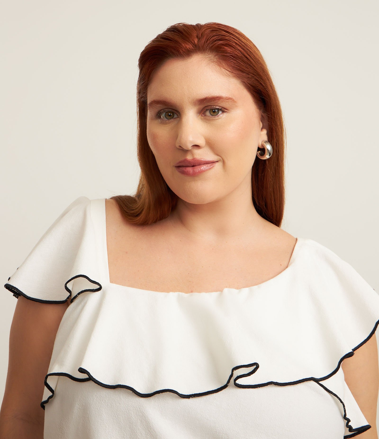 Blusa em Crepe com Babados no Decote e Costura Contrastante Curve & Plus Size Branco 3