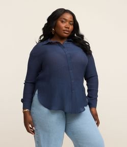 Camisa Alongada em Crepe com Textura Curve & Plus Size