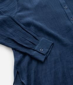 Camisa Alongada em Crepe com Textura Curve & Plus Size