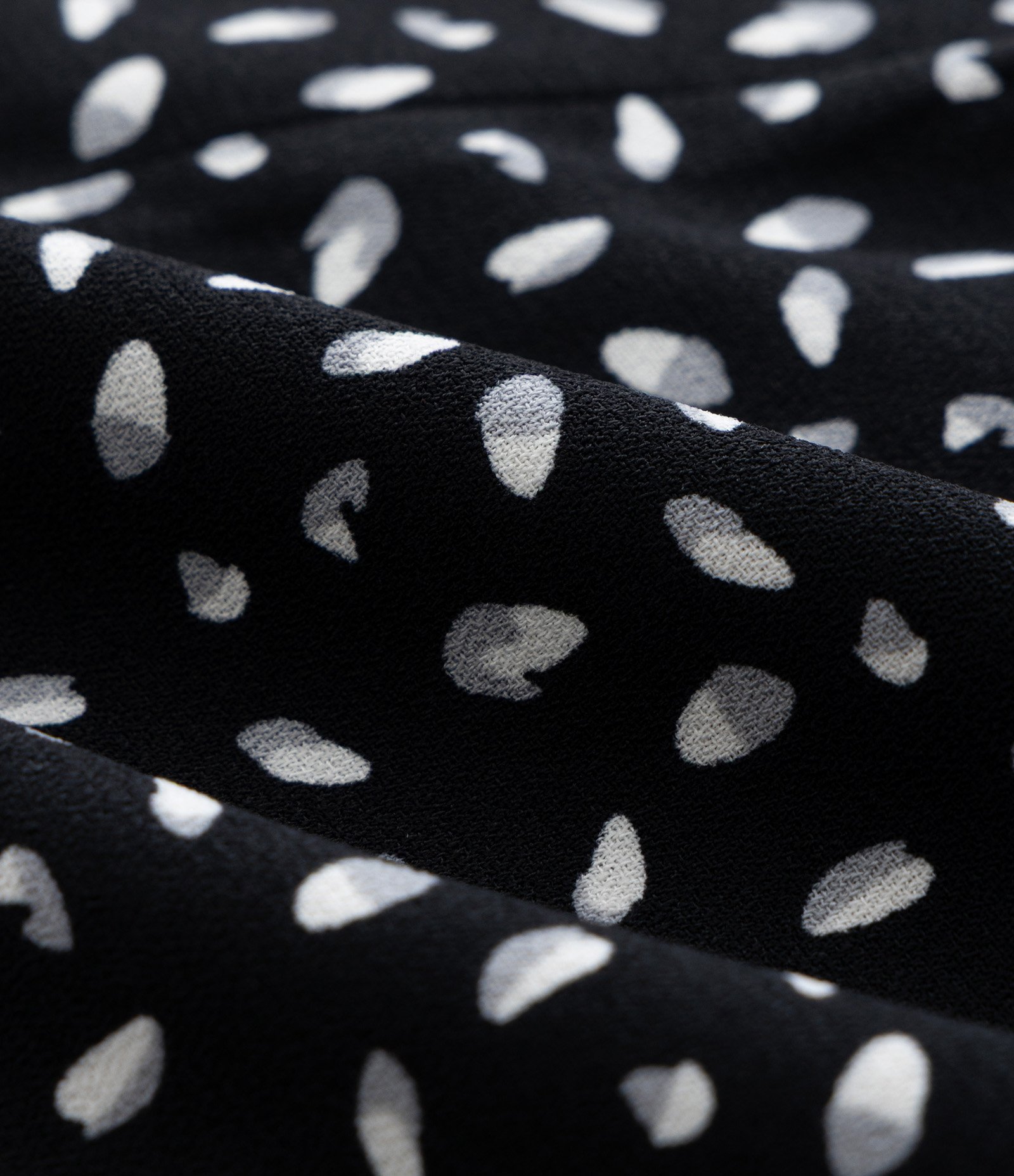 Vestido Midi em Crepe com Estampa Pintinhas Poá Curve & Plus Size Preto 7