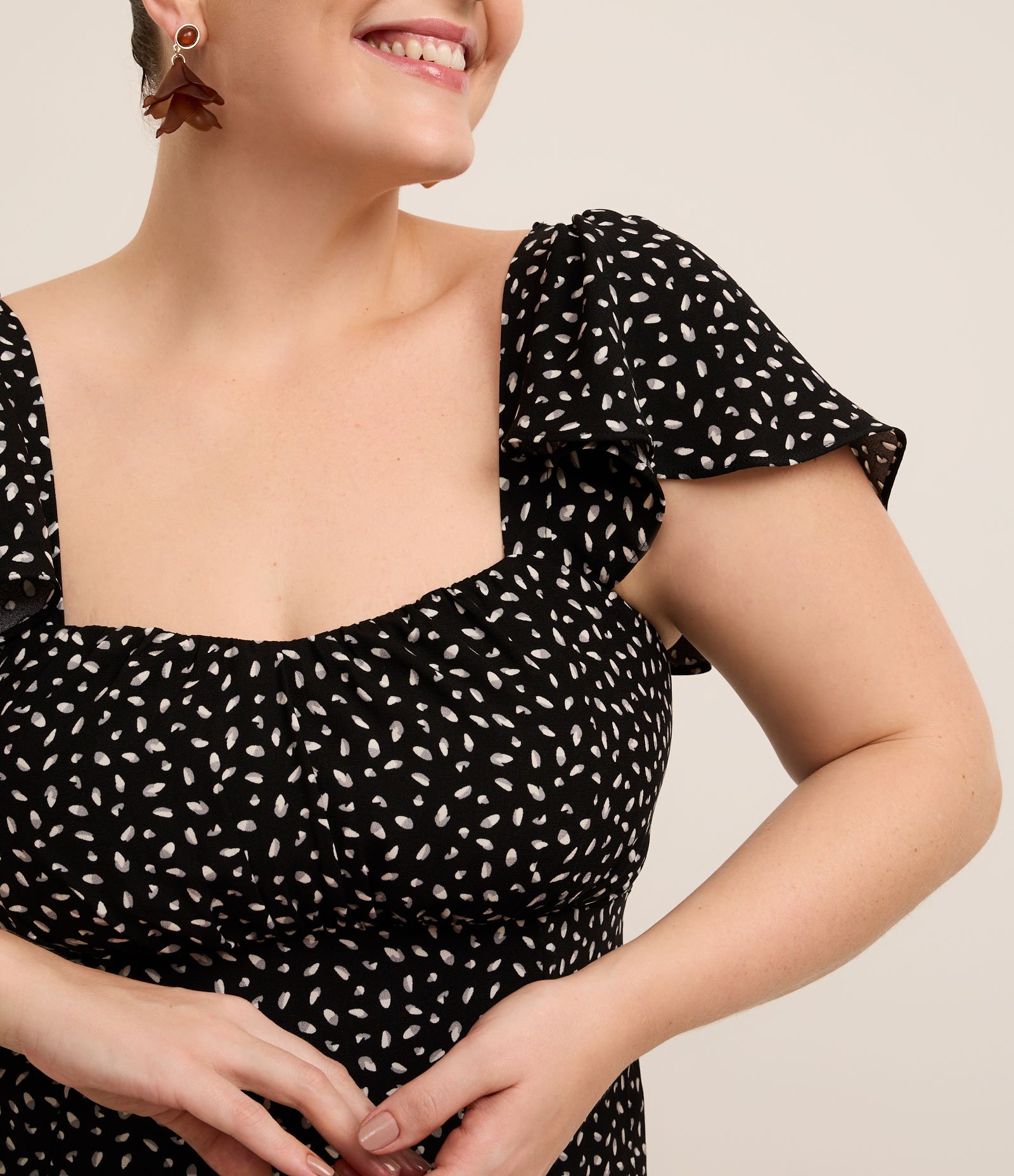 Vestido Midi em Crepe com Estampa Pintinhas Poá Curve & Plus Size Preto 4