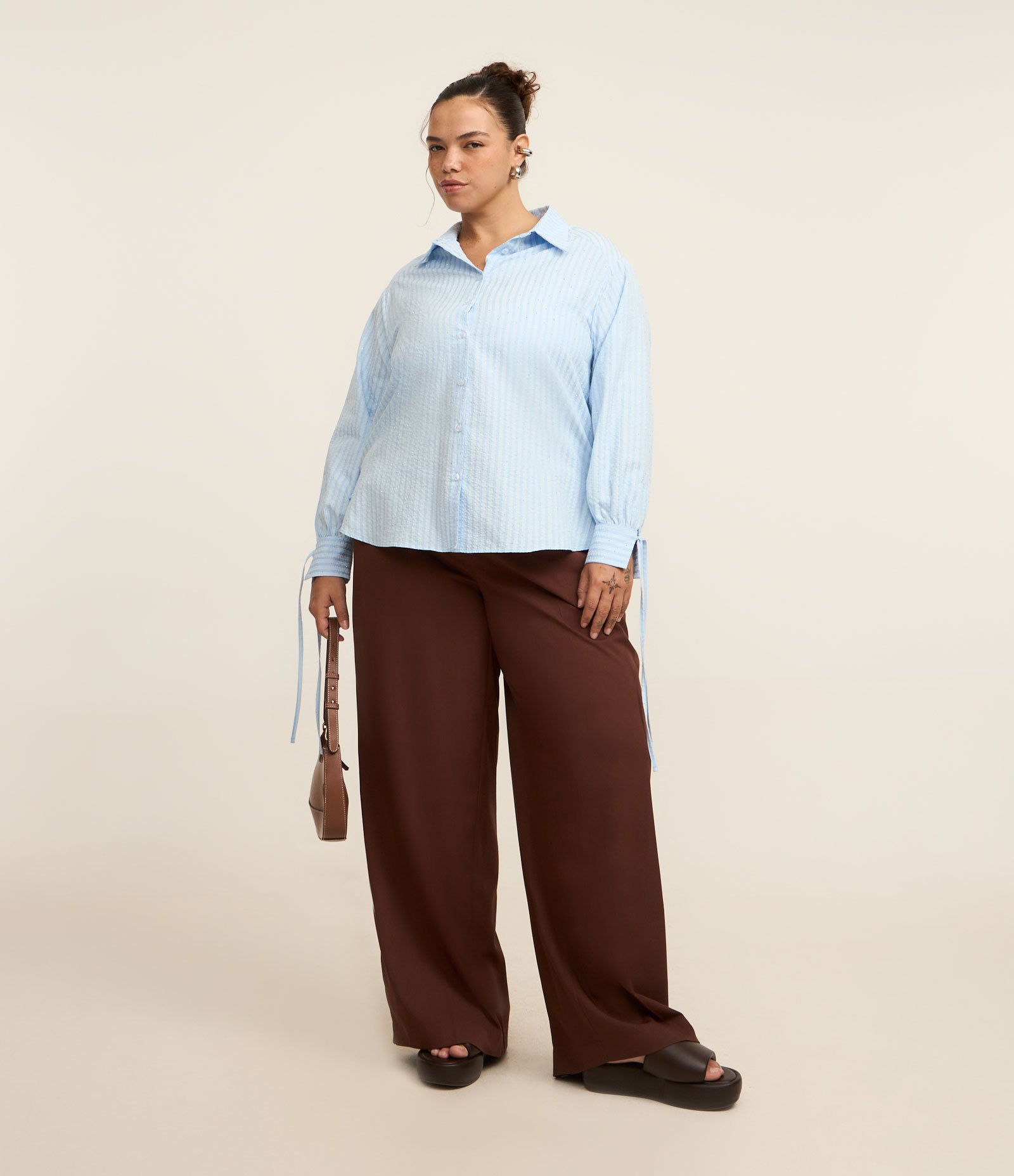 Camisa Listrada com Brilhos e Amarração no Punho Curve & Plus Size Azul 2
