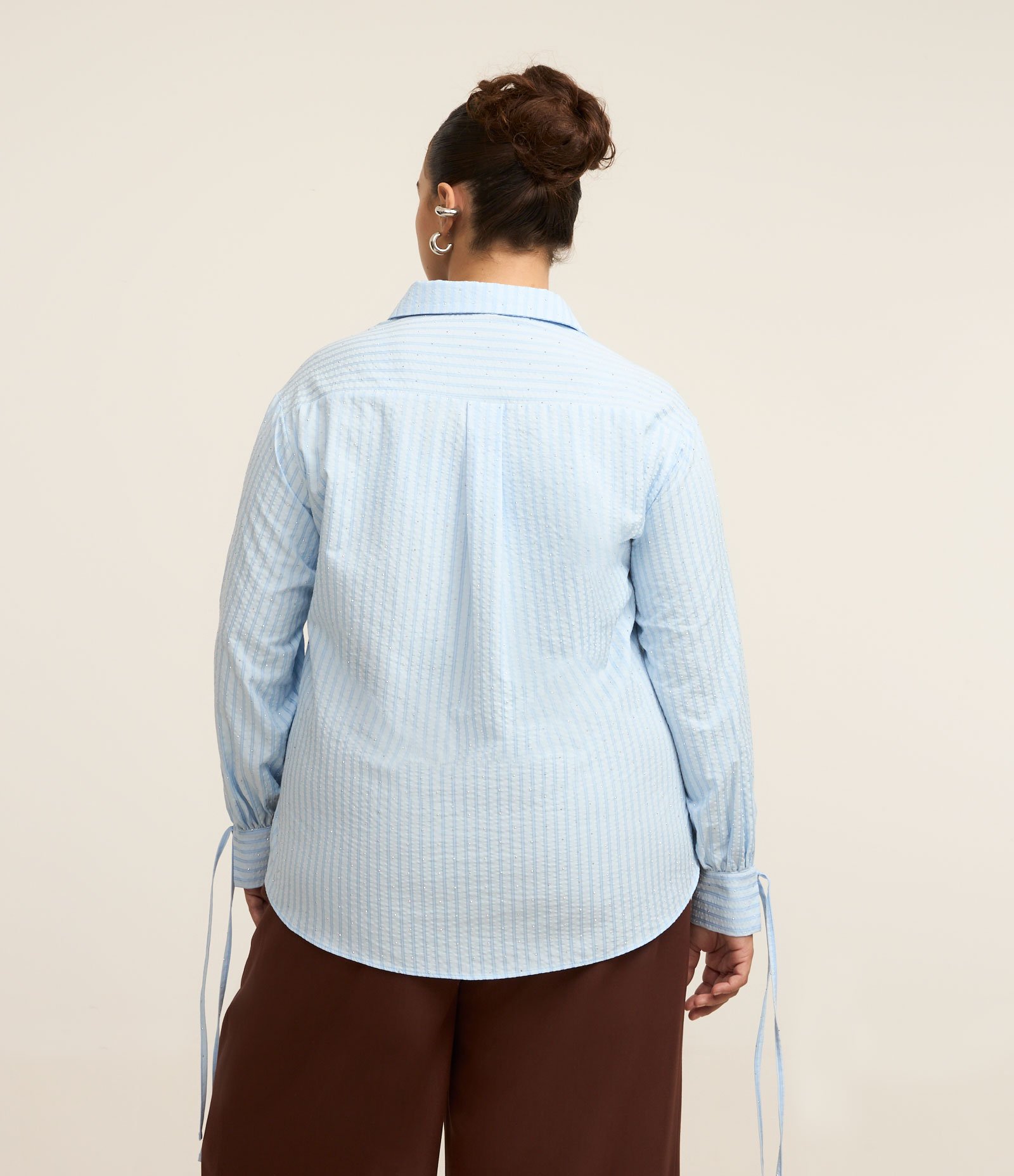 Camisa Listrada com Brilhos e Amarração no Punho Curve & Plus Size Azul 3