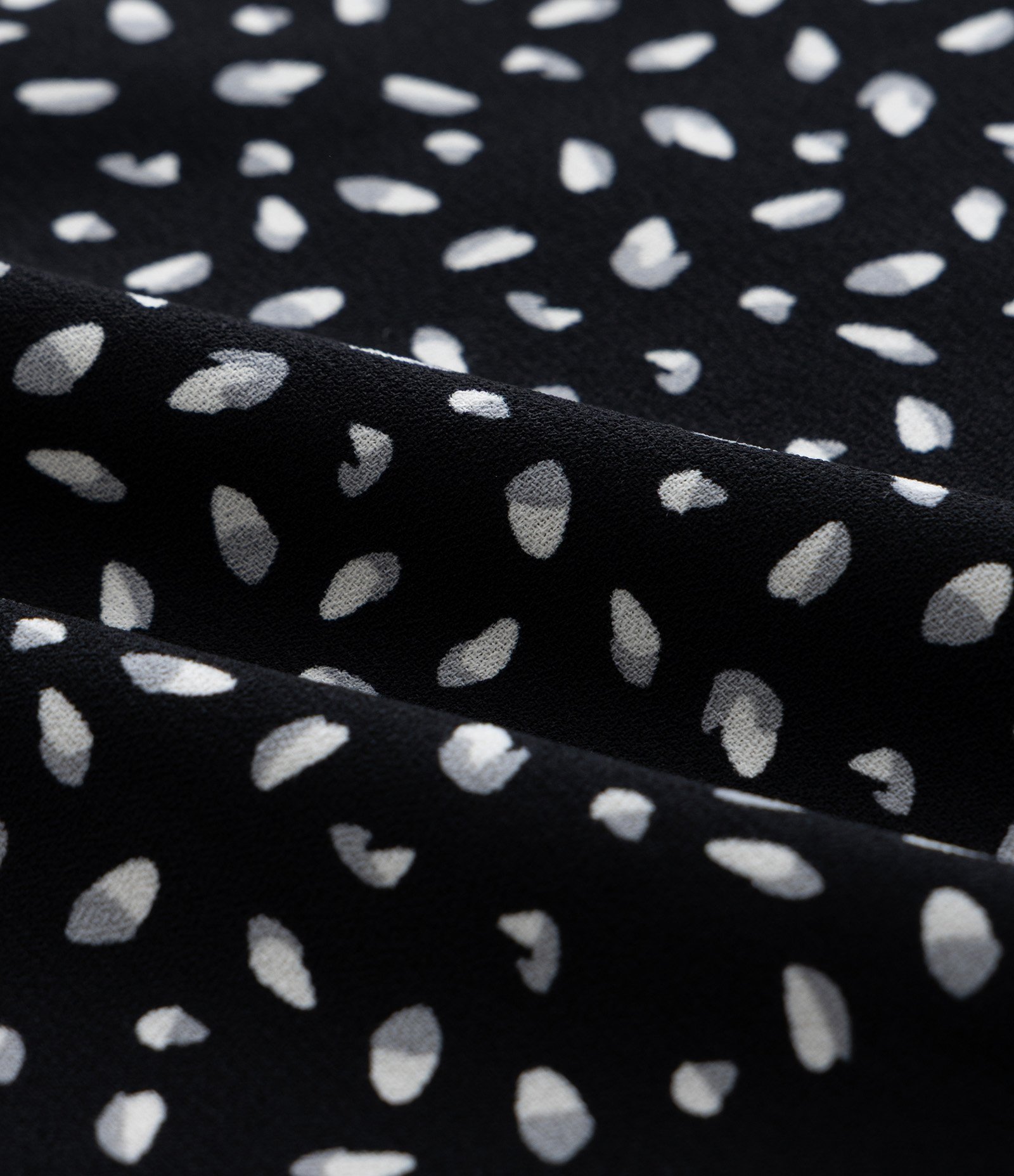 Saia Midi com Fenda e Estampa Poá Curve & Plus Size Preto 7