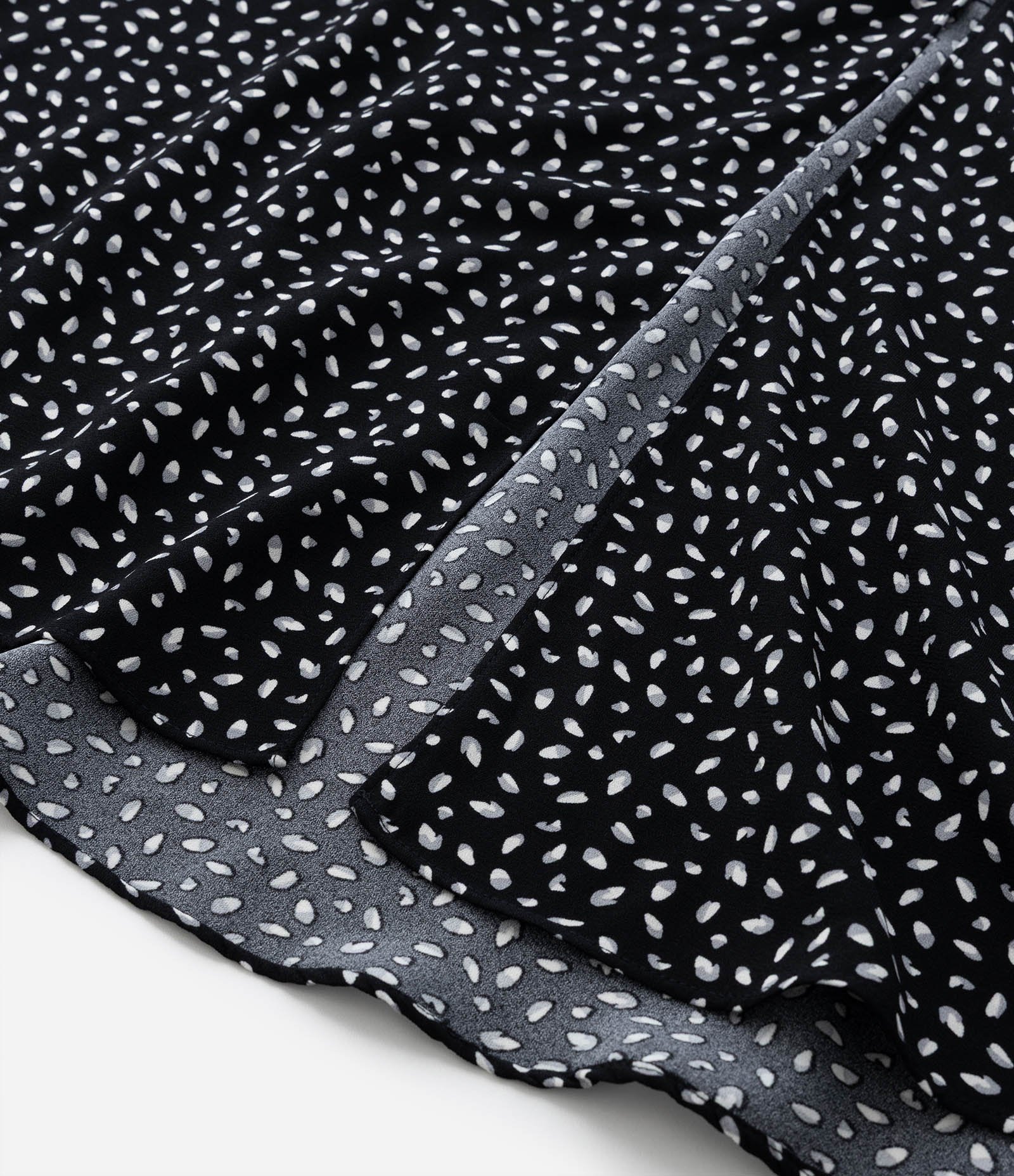 Saia Midi com Fenda e Estampa Poá Curve & Plus Size Preto 8