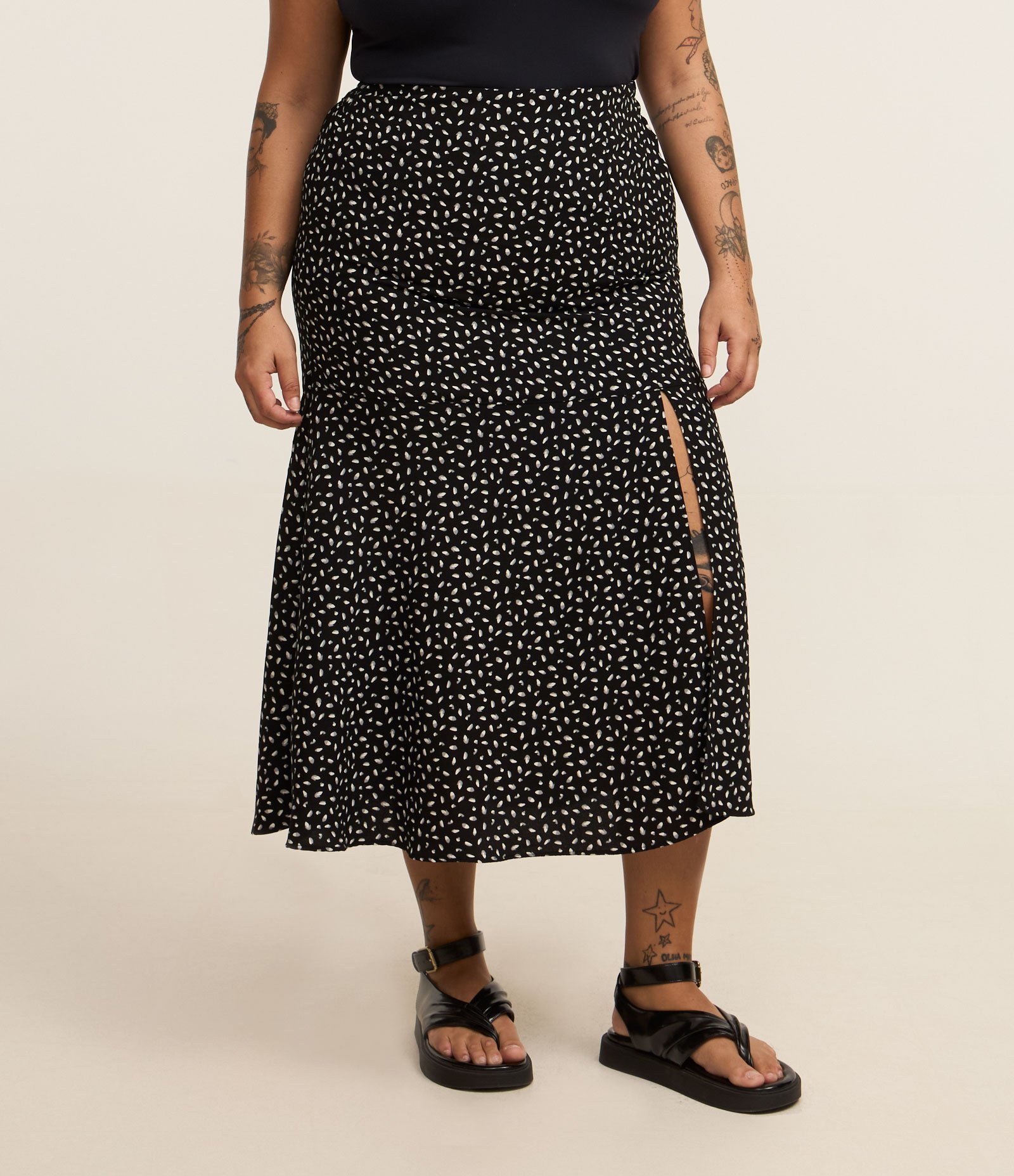Saia Midi com Fenda e Estampa Poá Curve & Plus Size Preto 2
