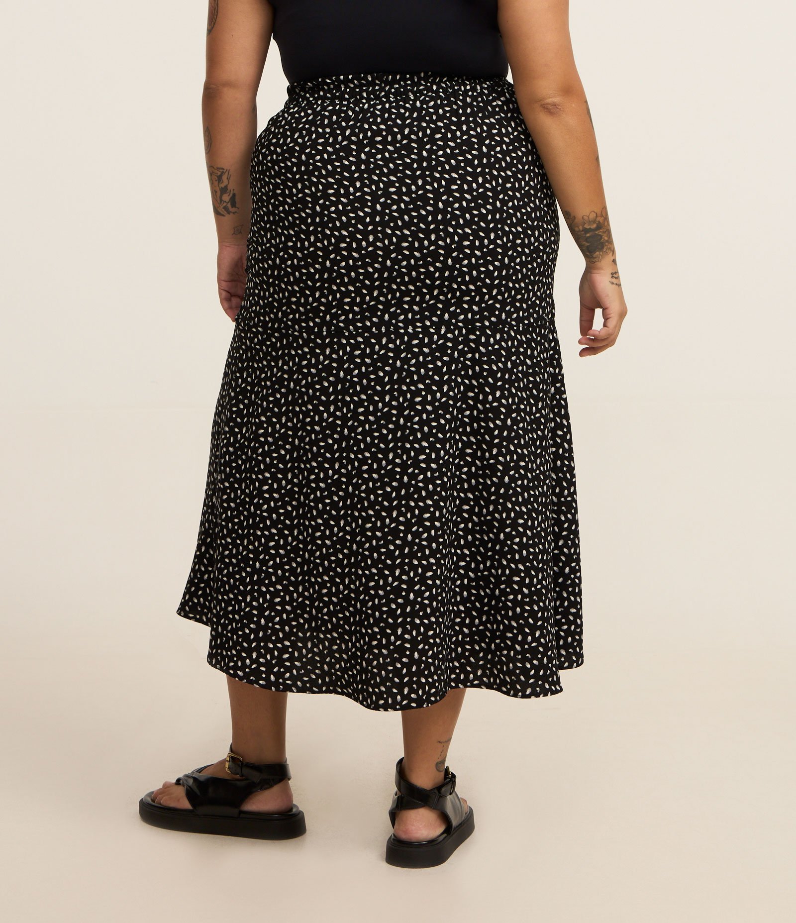 Saia Midi com Fenda e Estampa Poá Curve & Plus Size Preto 3