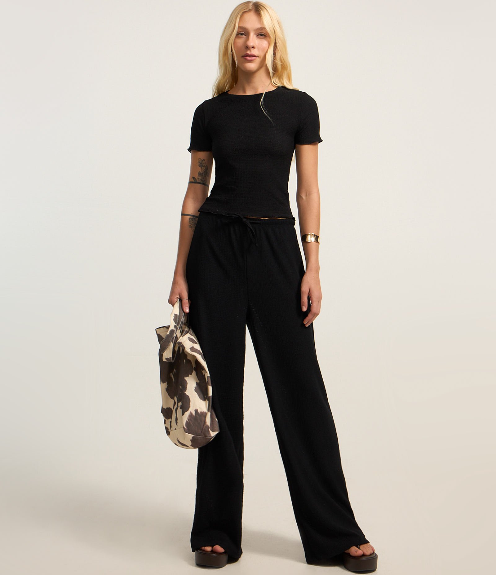 Blusa Texturizada com Ponto Overlock Preto 2